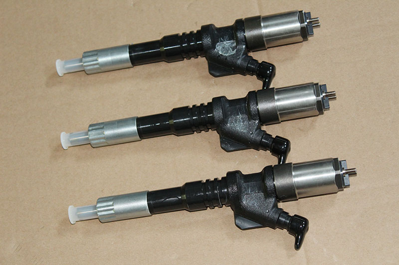 PC400-7喷油器